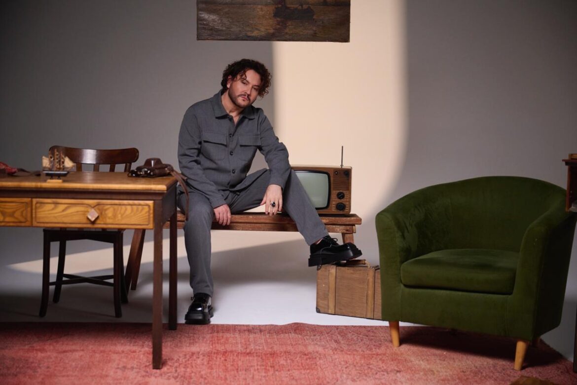 ELBİ’DEN “HİKAYE”: AŞKINI GERİ ALMAYA GELEN ADAM!