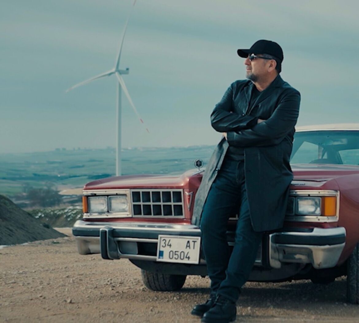 KAMİL HAZAR’DAN AŞKA SESLENEN YENİ ŞARKI: “BİR SEVDİĞİM VAR”