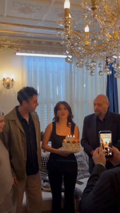 Oyuncu Seray Kaya’ya sette yeni yaş sürprizi!