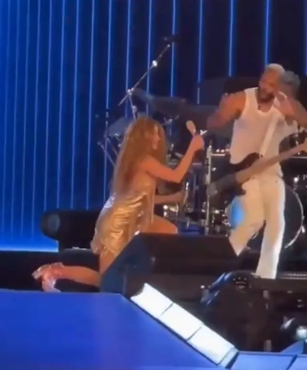 SHAKİRA HAYRANLARINI KORKUTTU! SAHNEDE TALİHSİZ KAZA YAŞADI!