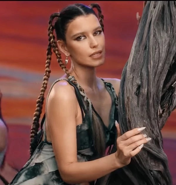 Beren Saat’in ilk şarkısı CapitalZoo yayınlandı!