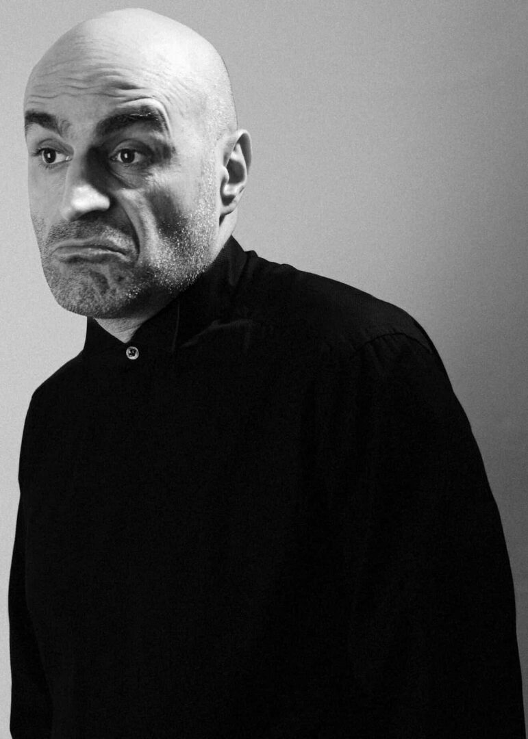 ALPER KUL’UN TEK KİŞİLİK YENİ OYUNU İÇİN SESLENDİRDİĞİ ŞARKILAR DİJİTAL PLATFORMLARDA YAYINDA!