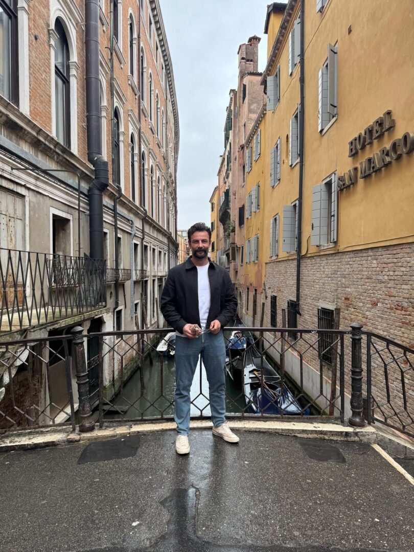 Yakışıklı oyuncu Gökberk Demirci yeni dikey dizisi Düşes’in avrupa premieri icin Venedik’e gitti.