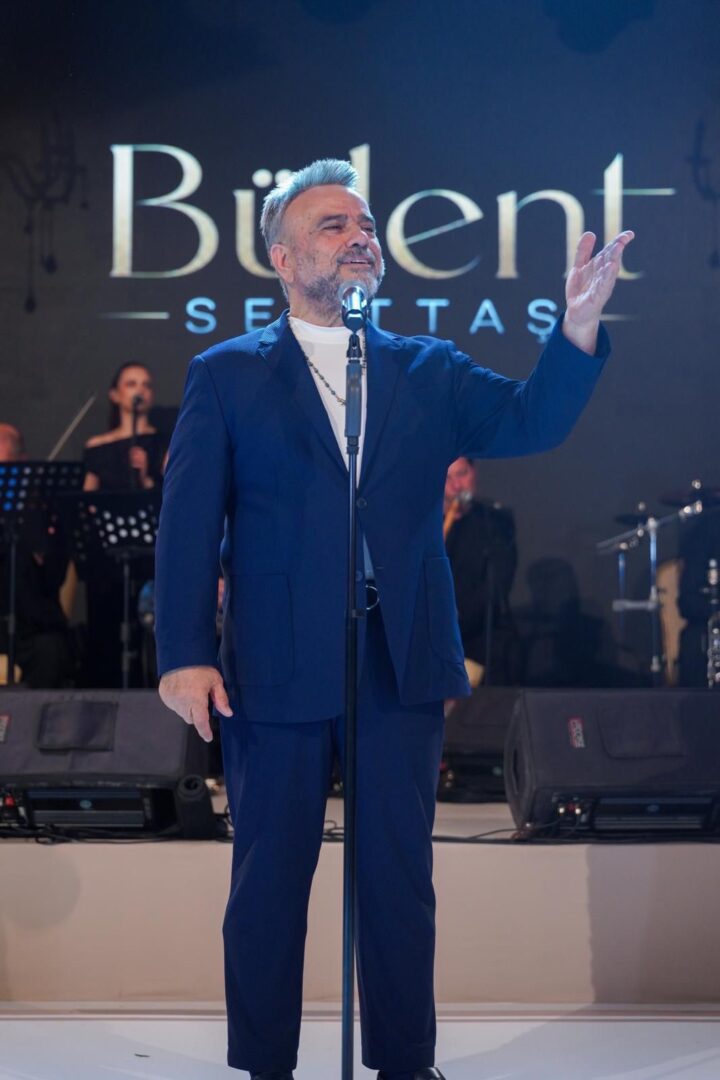 ÜNLÜ SANATÇI SAHNEDE YENİ ŞARKISINI 4 KERE SESLENDİRDİ…
