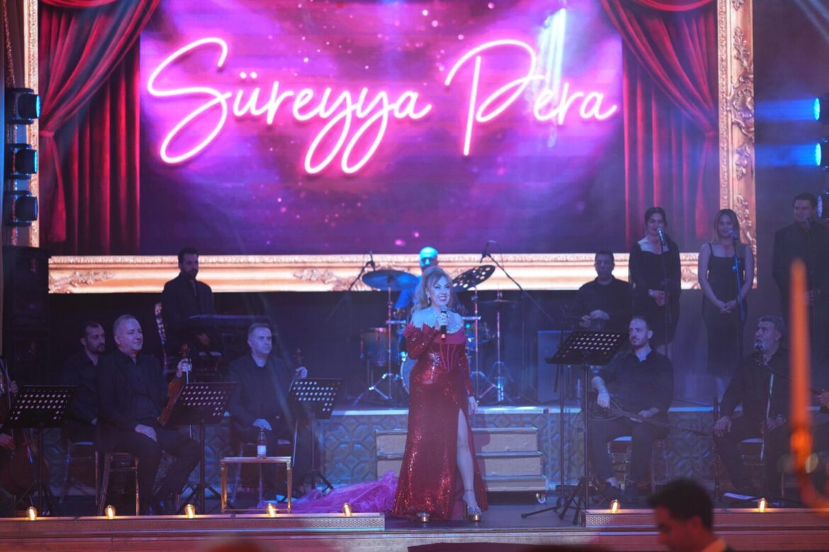 KAMURAN AKKOR SÜREYYA PERA SAHNESİNDE!
