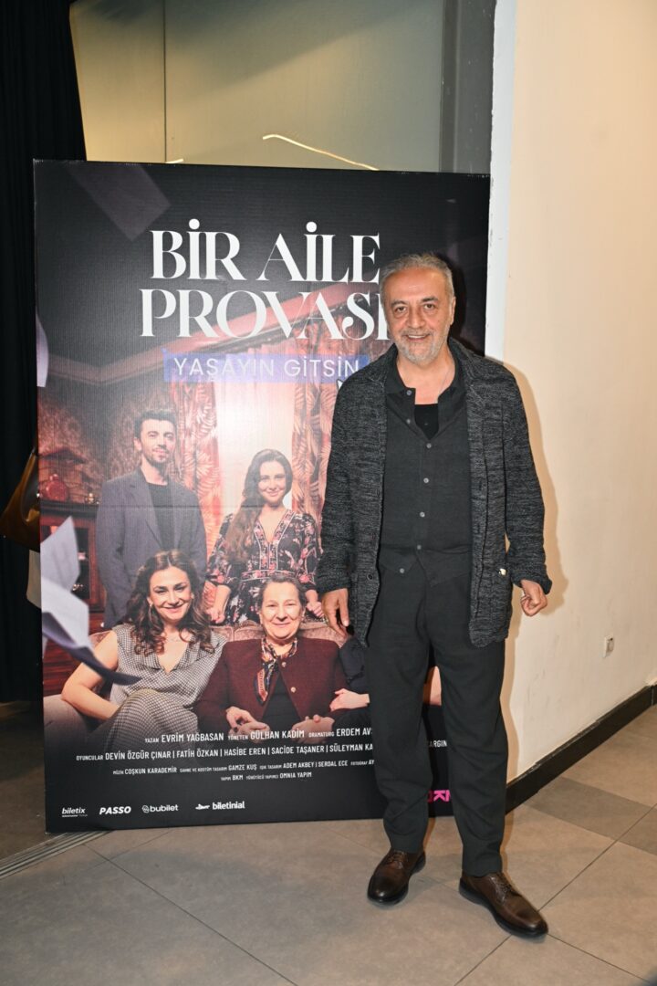 YILMAZ ERDOĞAN, ‘BİR AİLE PROVASI: YAŞAYIN GİTSİN’İ İZLEMEK İÇİN MAXIMUM UNIQ BOX’TAYDI…