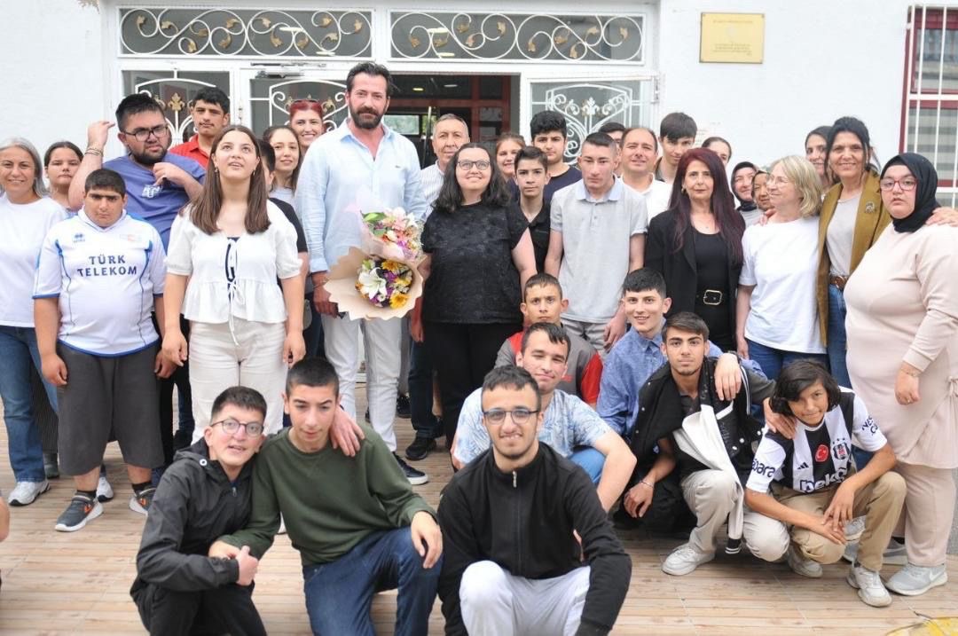 Uzak Şehir dizisinde Boran karakterine hayat veren Burç Kümbetlioğlu, özel gereksinimli çocuklarla bir araya geldi