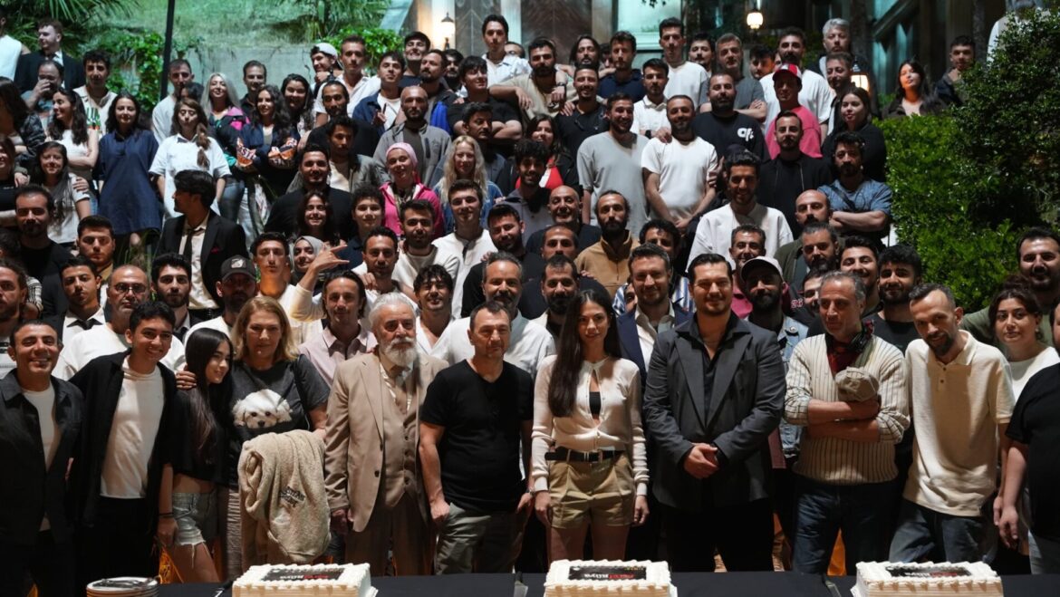 ‘EŞREF RÜYA’ EKİBİ SON SET GÜNÜNDE PASTA KESEREK PAYDOS DEDİ…