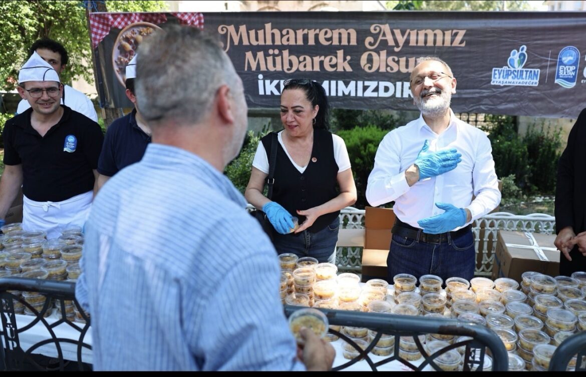 Başkan Özmen vatandaşlara aşure ikram etti