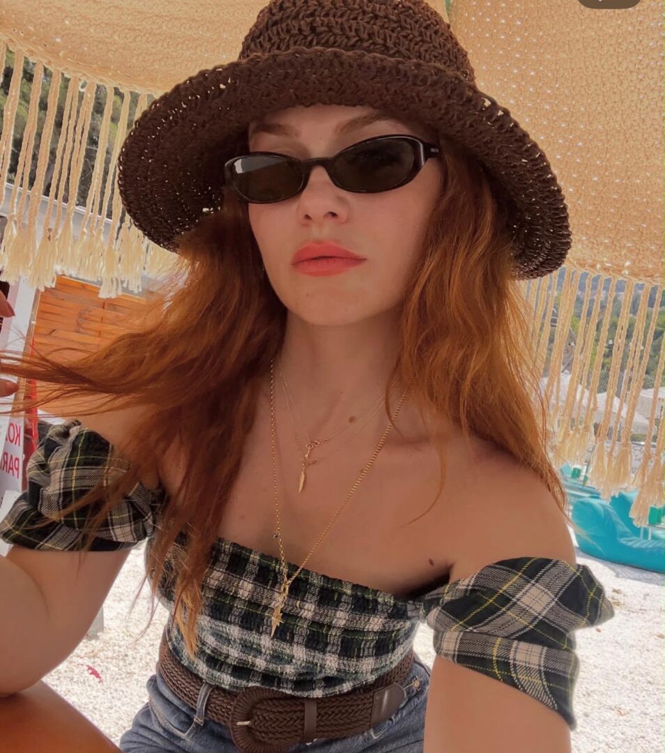 Burcu Cavrar, Yunanistan tatilinde verdiği keyifli pozla beğeni topladı