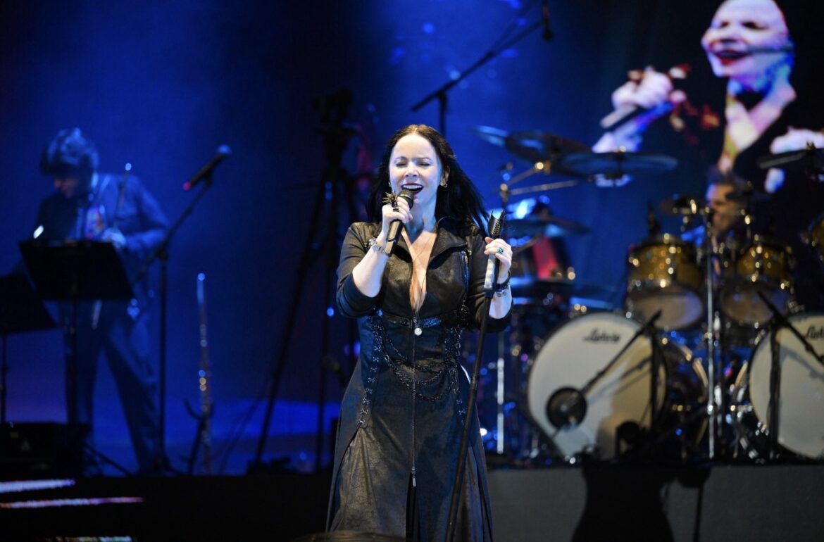 ŞEBNEM FERAH Bursa konserinde BİNLERCE SESİN TEK BİR KOROYA DÖNÜŞTÜĞÜ AN